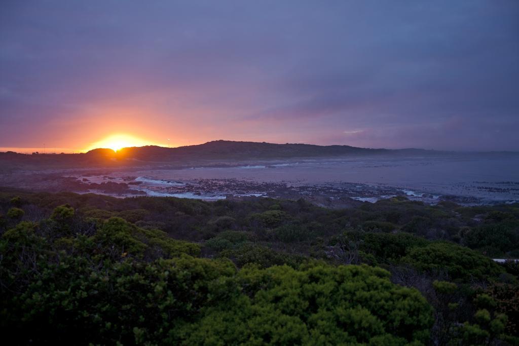 Schulphoek Seafront House Hermanus Εξωτερικό φωτογραφία Sunset over the town of Port Lincoln