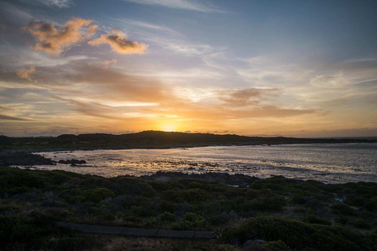 Schulphoek Seafront House Hermanus Εξωτερικό φωτογραφία Sunset over the bay